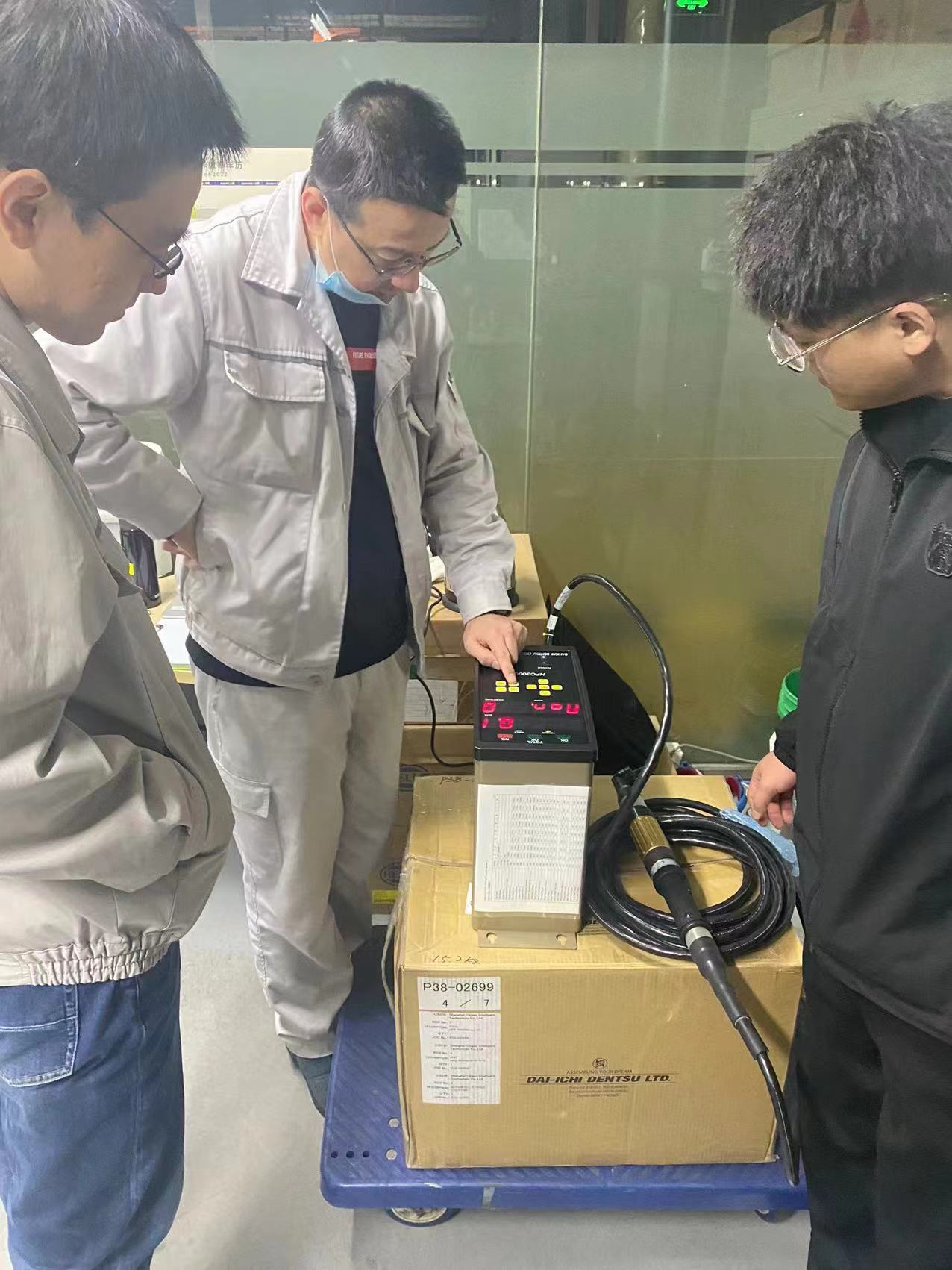 一汽大眾現(xiàn)場演示手持?jǐn)Q緊機的使用.jpg