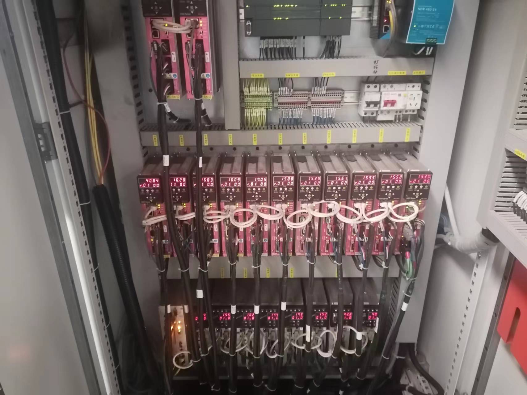 重慶秦安機電21軸發(fā)動機缸蓋設(shè)備現(xiàn)場安裝調(diào)試.jpg